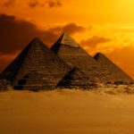 Abbildung Pyramiden im Sonnenuntergang mit Sand und Staub Marketing-Mix