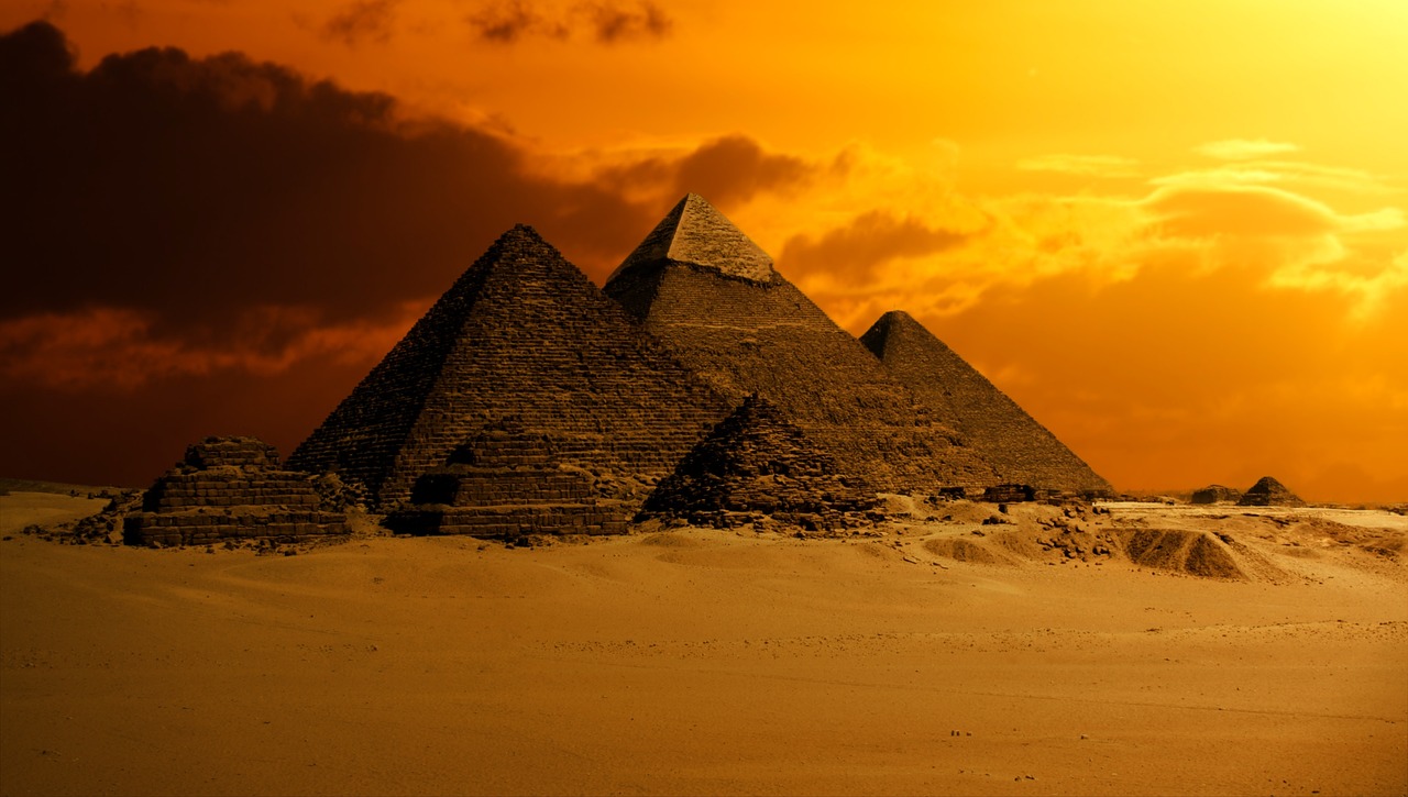 Abbildung Pyramiden im Sonnenuntergang mit Sand und Staub Marketing-Mix