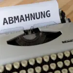 Abbildung einer Schreibmaschine auf welcher das Wort Abmahnung geschrieben ist. Urheberrecht