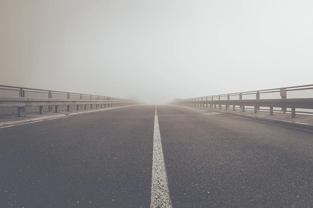 Leitlinien - Bild von Leitplanken auf einer Autobahn Social-Media-Grundlagen